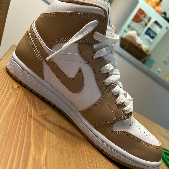 Air Jordan 1 Mid ‘Tan Gum’